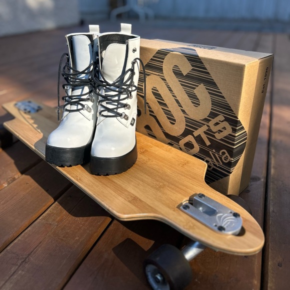 Brandnew ROC white platform boots. - Picture 9 of 10